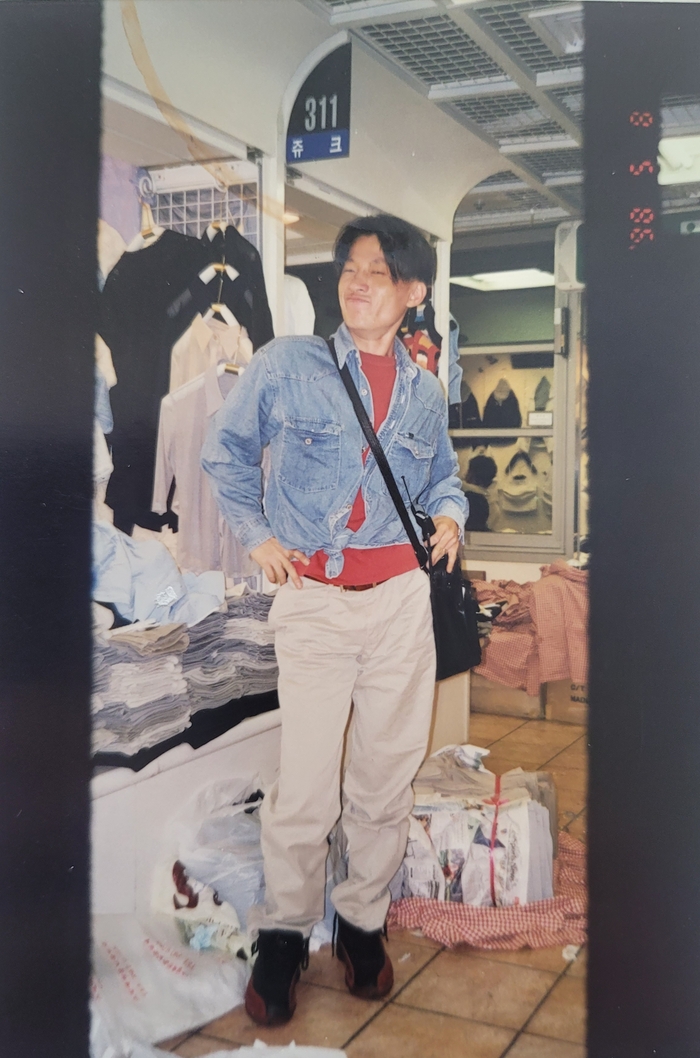 아지야(삼촌)라 불리며 사입 일을 하던 20대 황강석 대표 모습. <황강석 스킨스토리 대표 제공>