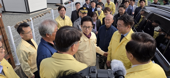 윤호중 행정안전부 장관이 16일 경북 안동시 일직면 명진리 임시 주거단지를 찾아 이철우 경북도지사, 권기창 안동시장과 함께 산불 피해 이재민과 대화를 나누고 있다. 피재윤기자