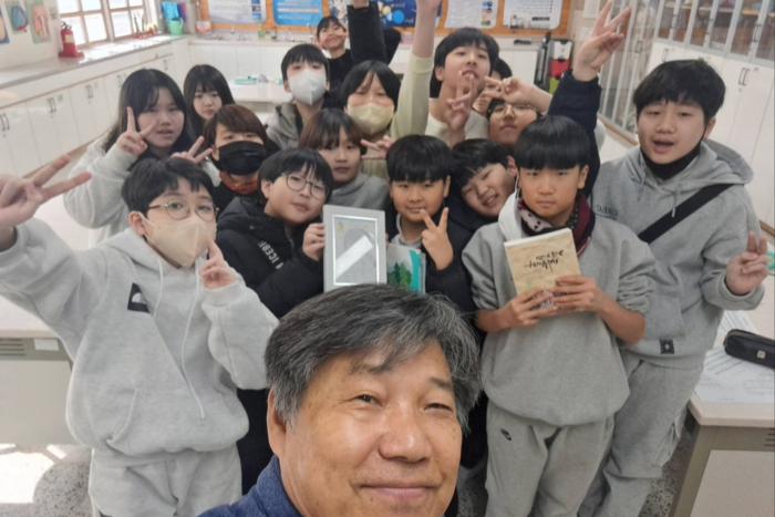 임성무(맨 앞)씨가 화동초 아이들과 마지막 수업시간에 기념촬영을 하고 있다. <임성무씨 제공>