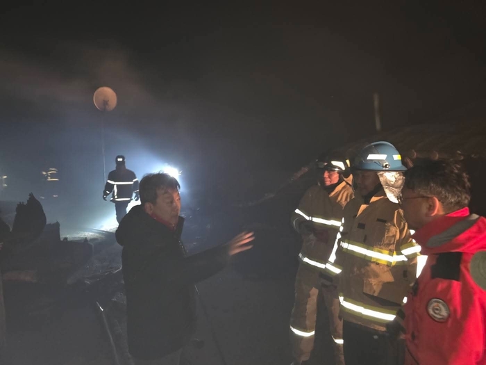 남한권 울릉군수가 새벽시간 발생한 주택화재 현장에서 소방관들과 대화하고 있다. 홍준기 기자