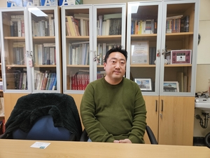 지난 11일 김도연 영남대(경제금융학부) 교수가 인터뷰 중이다. 정지윤기자 yooni@yeongnam.com