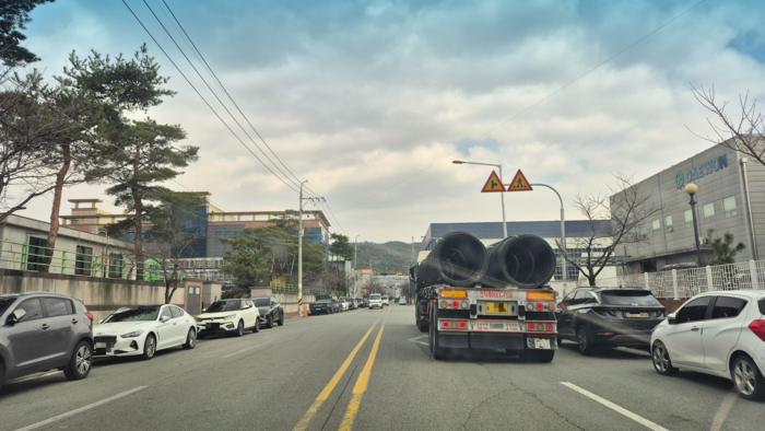 경주 외동 모화산업단지 내부 도로 모습. 공장과 물류 차량이 뒤섞여 다니는 좁은 도로 양옆에 차량들이 주차돼 있다. 산업 기능은 유지되고 있지만 근로자 생활 인프라와 교통 환경은 여전히 취약한 모습이다.<장성재 기자>