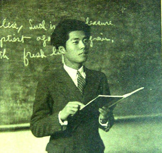 1936년 함흥영생고보 교사 재직 시절의 백석. 사진은 1937년 함남함흥영생고보 졸업 사진첩에 실렸다. <위키백과 제공>