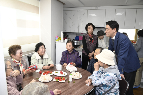 최재훈 달성군수가 지역 어르신들과 경로당에서 대화를 나누며 현장 목소리를 듣고 있다. <영남일보 DB>
