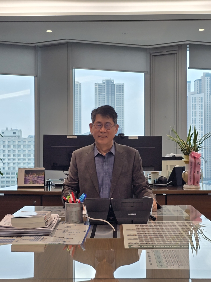 구미 출신의 이원목 경기신용보증재단 상임이사가 서울시 스마트 도시정책관으로 재임 당시 추진한 공공 와이파이 정책의 탄생과정을 이야기하며 웃고 있다. <김은경 기자>