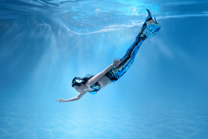 최연자씨가 수중촬영 사진을 촬영하기 위해 실제 대형수족관에 들어가 포즈를 취하고 있다. <최연자씨 제공>