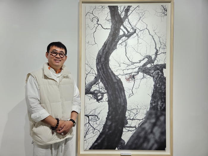 지난 16일 수성아트피아갤러리 제1전시실에서 정상기 사진작가가 작품 앞에서 포즈를 취하고 있다. 권혁준기자 hyeokjun@yeongnam.com