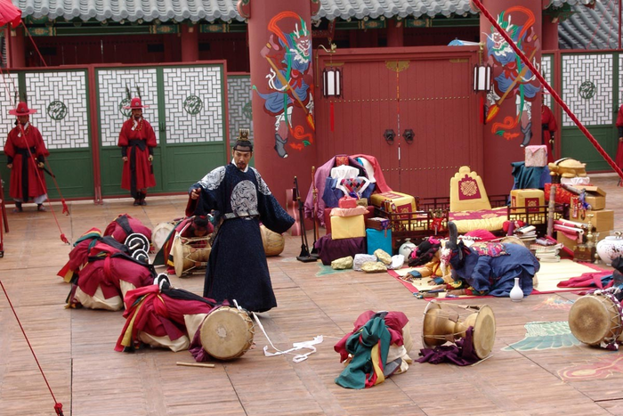 영화 왕의 남자 스틸컷. 조선 중기 두 광대와 연산군의 이야기를 그린다. <시네마서비스 제공>