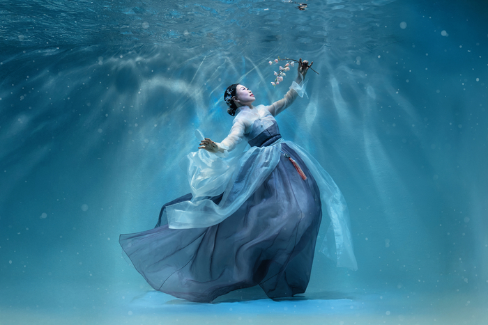 최연자씨가 수중촬영 사진을 촬영하기 위해 실제 대형수족관에 들어가 포즈를 취하고 있다. <최연자씨 제공>