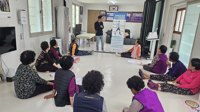 경산시가 백세시대를 맞아 건강마을 운동 프로그램을 진행하고 있다. <경산시보건소 제공>