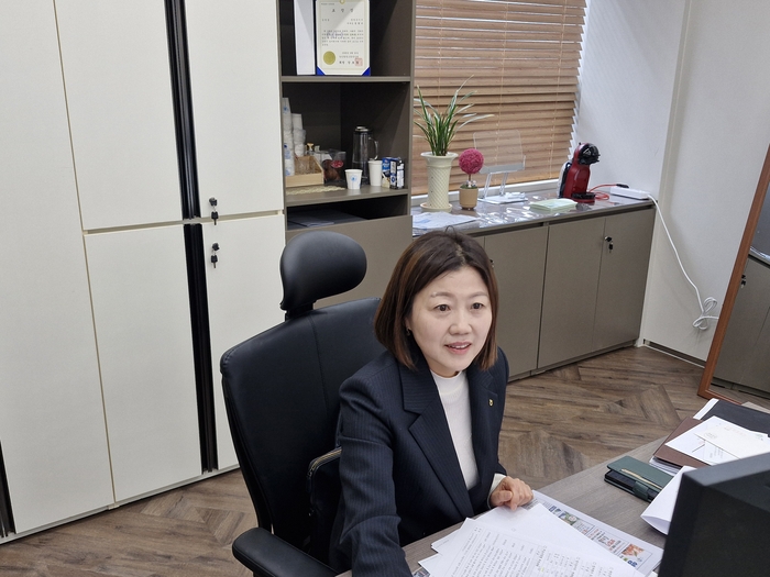 NH농협은행 영덕군지부의 첫 여성 지부장인 정창미 지부장이 자신의 사무실 책상에서 사업과 관련된 자료를 살펴보고 있는 모습.