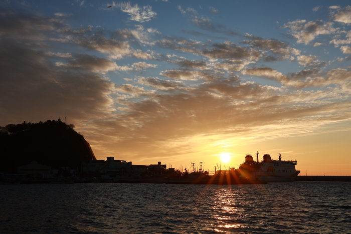 동뜨는  새벽에 대게잡이들의  어선모습.<원형래 기자>