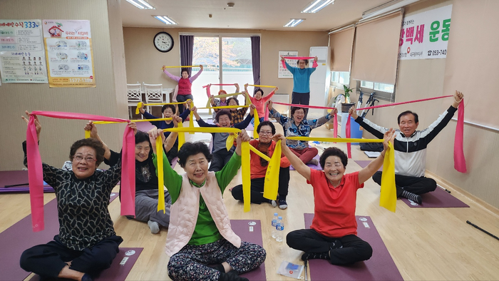대구 동구 한 경로당에서 어르신들이 건강 체조 프로그램에 참여하고 있다. <동구청 제공>