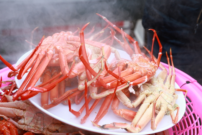 대게와 붉은대게가 쪄서 김이 모락모락  모습.<원형래기자>