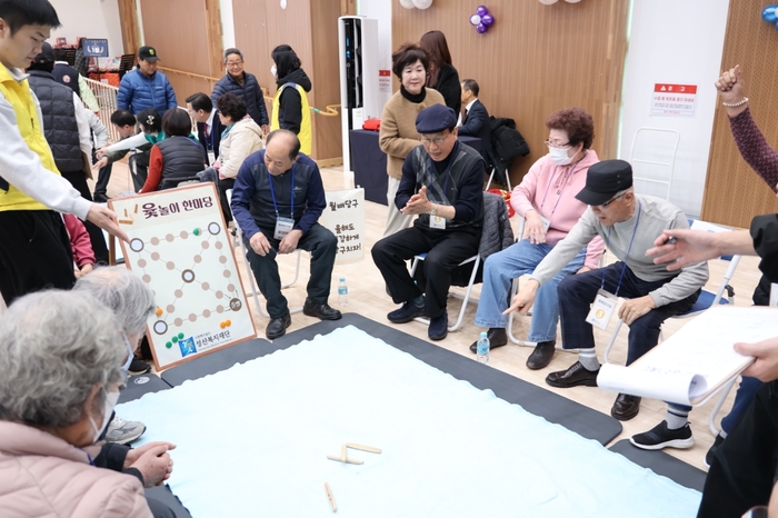 달서구가 어르신들을 위한 윷놀이 한마당을 진행한 모습. <달서구 제공>