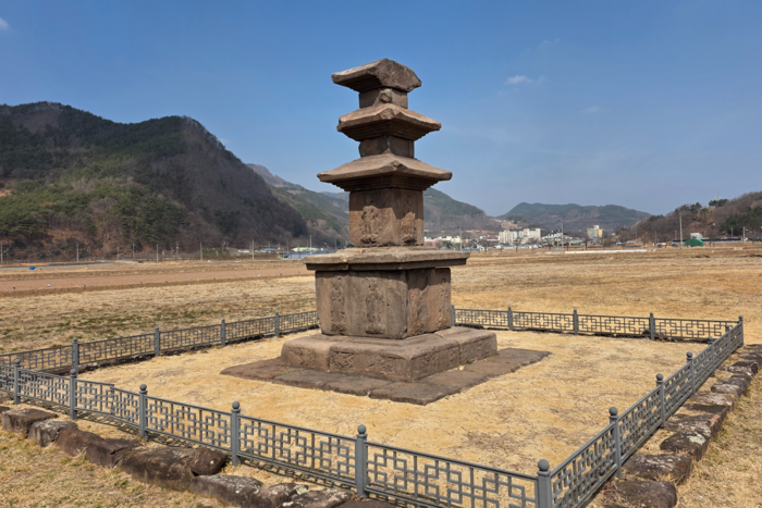 영양 현리 삼층석탑. 통일신라시대인 9세기경에 세워진 것으로 추정되는 석탑이다. 하층 기단에 십이지신상이 상층 기단에는 팔부중상, 1층 몸돌에는 사천왕상이 조각돼 있다.<정운홍기자>