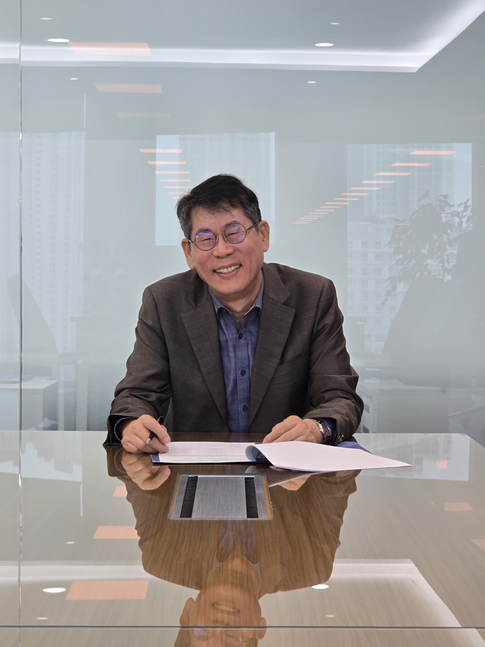 구미 출신의 이원목 경기신용보증재단 상임이사가 서울시 스마트 도시정책관으로 재임 당시 추진한 공공 와이파이 정책의 탄생과정을 이야기하며 웃고 있다. <김은경 기자>