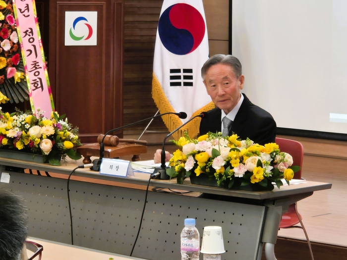 18일 대구 서구 염색산업단지관리공단 3층 대회의실에서 열린 염색공단 제46기 정기총회에 참석한 박광렬 공단 이사장이 참석자들과 소통하고 있다. 이승엽기자