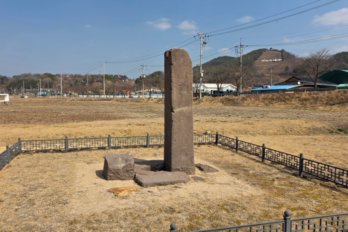영양 현동당간지주. 경북 문화유산자료로 지정된 이 당간지주는 통일신라시대 것으로 두 개의 지주 가운데 서 쪽의 것은 넘어지고 동쪽의 지주 하나만 남아있다.<정운홍기자>