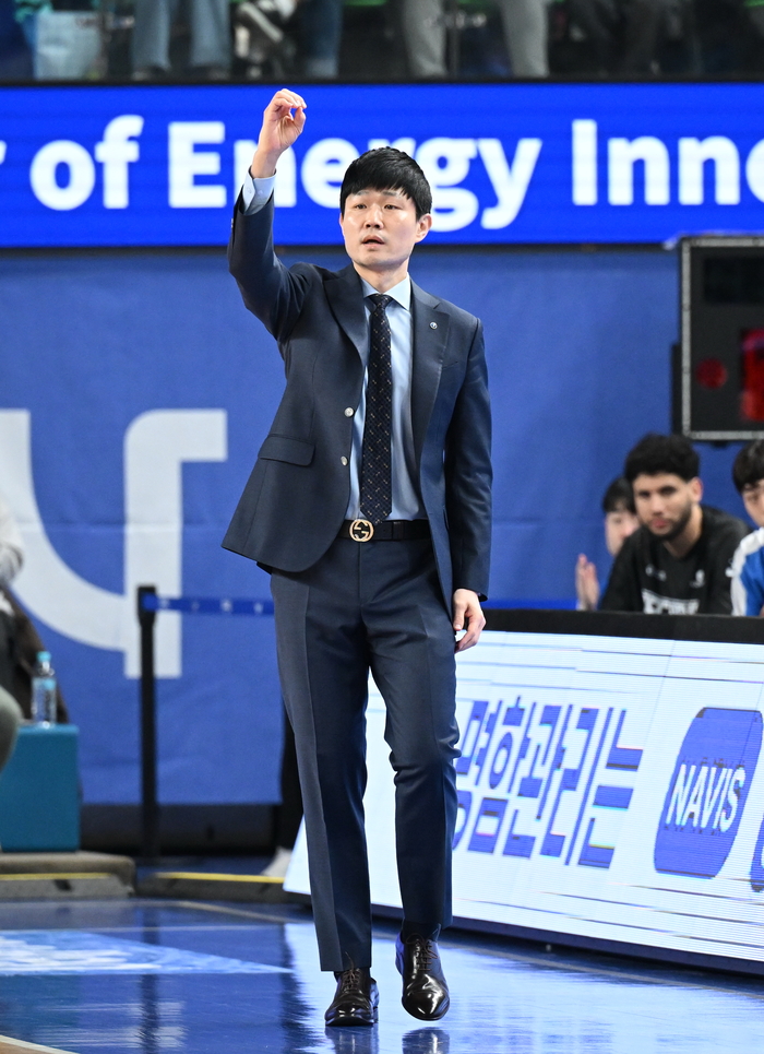 대구 한국가스공사 강혁 감독이 지난 16일 대구체육관에서 열린 안양 정관장과의 홈경기중 작전지시를 내리고 있다.<KBL 제공>