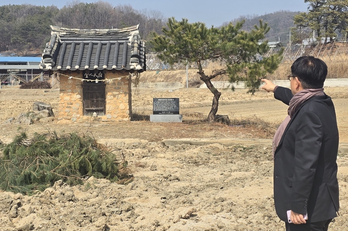 죽동(지동)분기점에서 300m 남짓 떨어진 논 한가운데 자리한 부부인당. 권기웅 기자