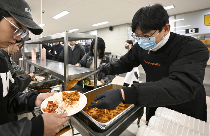 지난 19일 오전 대구 달서구 계명대 학생식당에서 영남일보 김현목 기자가 학생들에게 천원의 아침밥을 배식을 하고 있다. 이윤호기자 yoonhohi@yeongnam.com