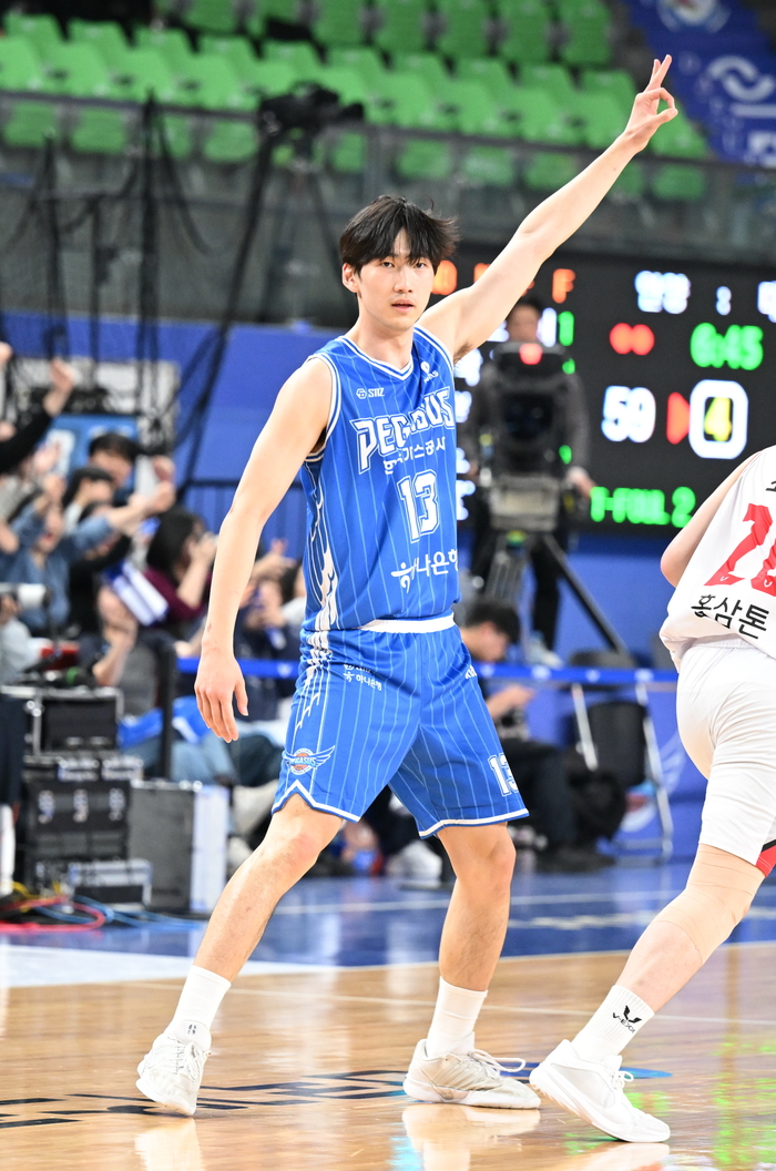대구 한국가스공사 김민규 선수가 지난 16일 대구체육관에서 열린 안양 정관장과의 홈경기에서 3점 슛 성공 후 세리머니를 펼치고 있다.<KBL 제공>