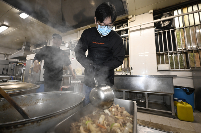 지난 19일 오전 대구 달서구 계명대 학생식당에서 영남일보 김현목 기자가 불고기를 옮겨담고 있다. 이윤호기자 yoonhohi@yeongnam.com