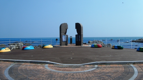 아랫마을 제당이 있었던 성지방돌 광장의 조형물. 사라진 주전마을의 모든 제당을 기념하고 있다. 색색의 둥근 벤치는 주전의 또 다른 주산물인 전복을 형상화한 것이다.