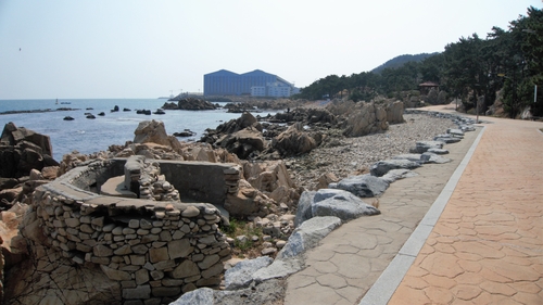 보밑포구에서 도로는 끝나지만 남쪽으로 산책로가 이어진다. 포구 남쪽으로 보이는 커다란 건물은 현대중공업 미포조선소다.