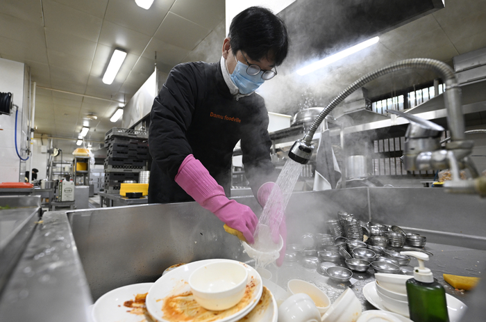지난 19일 오전 대구 달서구 계명대 학생식당에서 영남일보 김현목 기자가 설거지를 하고 있다. 이윤호기자 yoonhohi@yeongnam.com