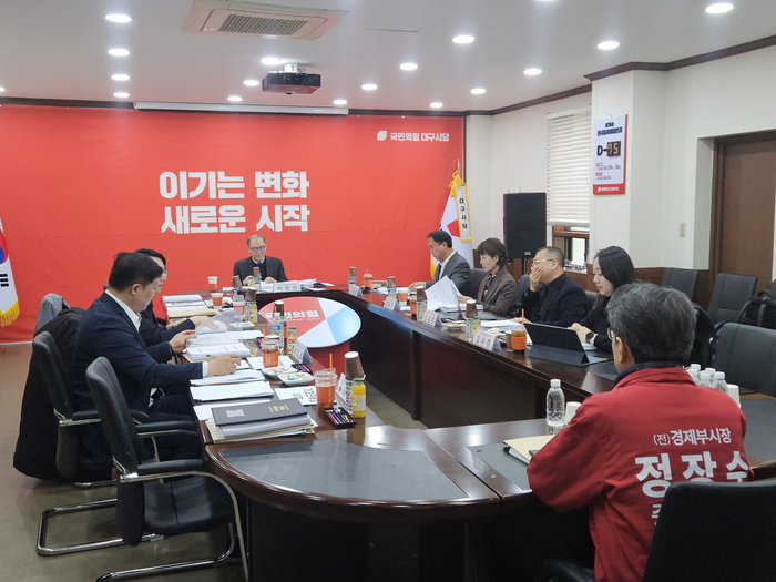 20일 오전 국민의힘 대구시당사에서 열린 공천관리위원회 면접에서 중구청장 선거에 출마한 정장수 예비후보가 대기하고 있다. 서민지기자