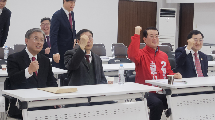 20일 국민의힘 경북도당 면접을 대기하는 경주시장 후보들이 다함께 파이팅을 외치고 있다. 서민지기자