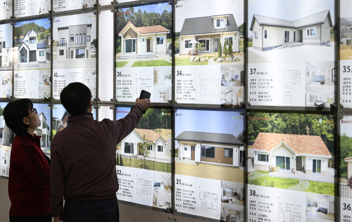 20일 오후 대구 북구 엑스코에서 열린 제26회 대구건축박람회(DAHOS 2026)에서 시민들이 전원주택을 살펴보고 있다.
이윤호기자 yoonhohi@yeongnam.com
