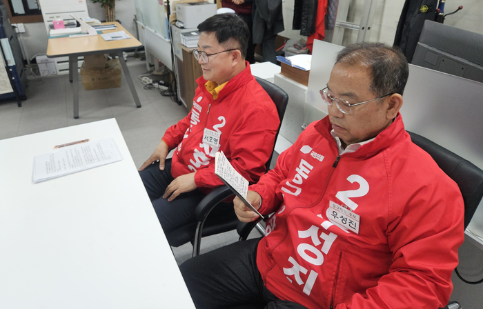 대구 동구청장 선거에 도전장을 내민 우성진 예비후보와 서호영 예비후보가 국민의힘 대구시당 공천관리위원회의 면접을 대기하며 준비해온 메모를 다시 한 번 살피고 있다. 서민지기자