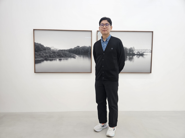 지난 12일 오후1시 대구 동구 021갤러리에서 만난 권도연 작가가 작품 앞에서 포즈를 취하고 있다. 권혁준기자 hyeokjun@yeongnam.com