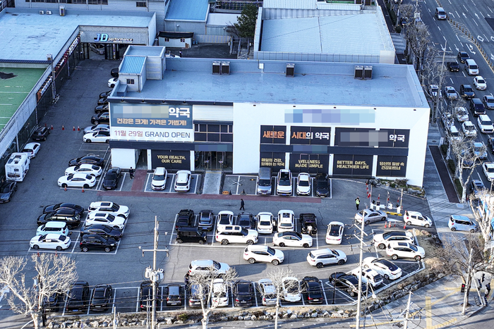 21일 대구의 한 창고형 약국 앞 주차장에 차량이 몰리며 일대가 붐비고 있다. 저렴한 가격과 대형 매장형 진열을 앞세운 창고형 약국이 소비자들을 끌어모으는 가운데, 약사사회는 복약지도 약화와 동네약국 위축 등을 우려하고 있다.
이현덕기자 lhd@yeongnam.com