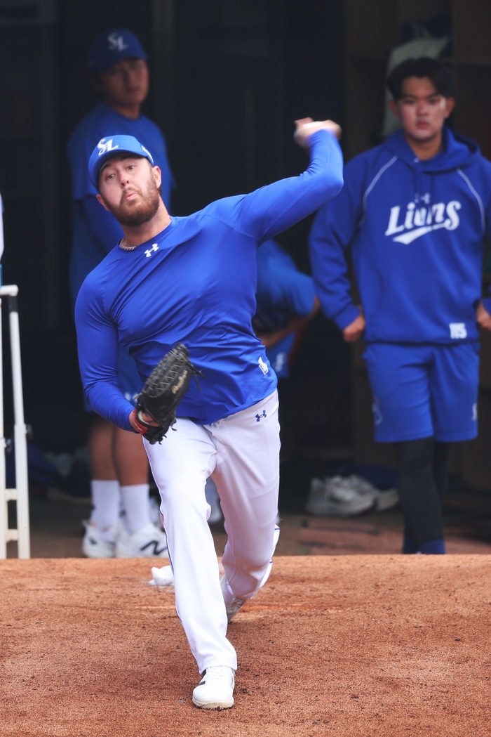 22일 대구삼성라이온즈파크에서 열린 삼성과 LG의 시범경기에 앞서 투구 연습 중인 오러클린.<삼성 라이온즈 제공>