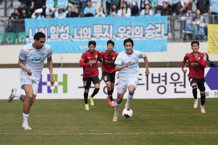 22일 부산과 경합중인 대구FC의 데커스와 김주공.<대구FC 제공>