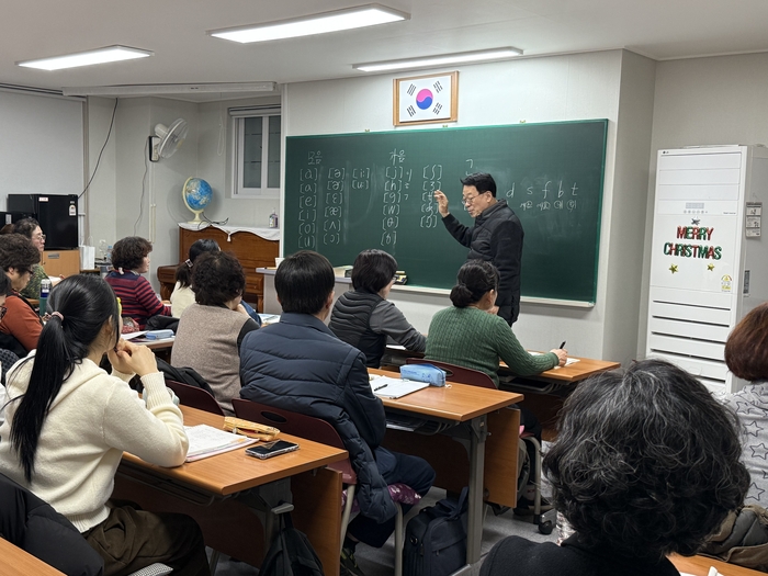 지난 19일 오후 7시쯤 찾은 경주 한림야간학교에서  학습자들이 고등학력인정 과정 영어수업을 듣고 있다. 구경모기자