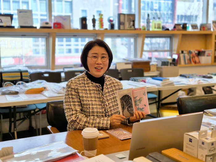 CMA글로벌 김영선 대표가 국립중앙박물관에 납품하는 뮷즈(기념품)를 설명하고 있다. 이승엽기자