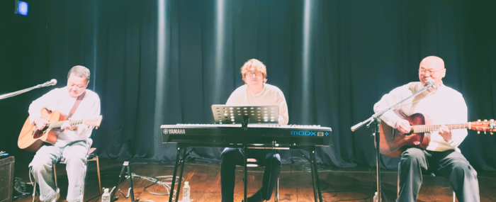 어쿠스틱 밴드 오늘하루가 지난 21일 소극장 함세상에서 브랜드 콘서트 시끄럽지 않은 콘서트에서 공연을 하는 모습.