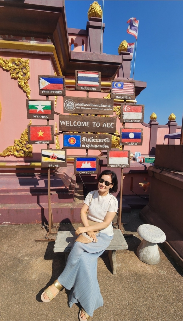 조상열씨가 태국·라오스·미얀마 세 나라 국경이 만나는 북부 골든트라이앵글에서, 메콩강을 배경으로 여행의 순간을 사진으로 기록하고 있다. 조상열씨 제공