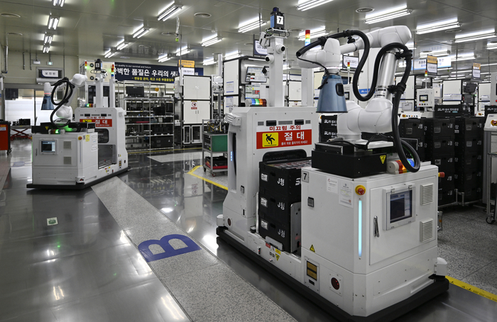 지난달 25일 오후 대구 달서구 에스엘주식회사 전자공장에서 AGV(Automated Guided Vehicle·무인운반로봇)가 완성된 LED 모듈을 제품 창고로 운반하고 있다.
이윤호기자 yoonhohi@yeongnam.com@yeongnam.com