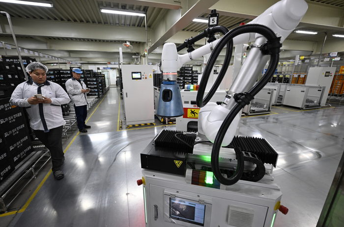 지난달 25일 오후 대구 달서구 에스엘주식회사 전자공장에서 AGV(Automated Guided Vehicle·무인운반로봇)가 완성된 LED 모듈을 제품 창고로 운반하고 있다.
이윤호기자 yoonhohi@yeongnam.com@yeongnam.com