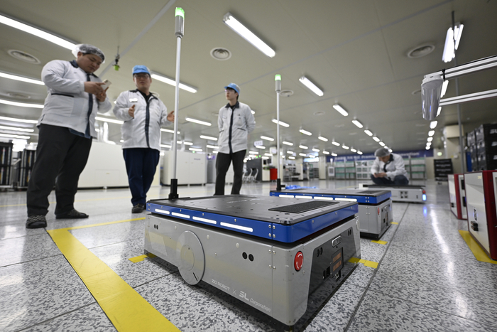 지난달 25일 오후 대구 달서구 에스엘주식회사 전자공장에서 관계자가 에스엘주식회사 ZIO ROBOT에 대해 설명하고 있다.
이윤호기자 yoonhohi@yeongnam.com@yeongnam.com