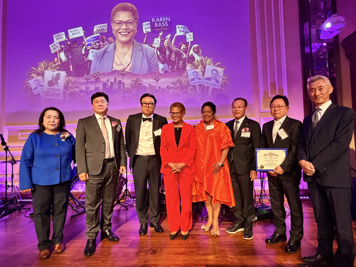 윤민환 치맥킹 대표가 LA한인상공회의소에서 개최한 상공인의 밤-갈라 어워드에서 올해의 글로벌 비즈니스 리더상을 수상했다. 이날 행사에는 김영완 LA 총영사와 캐런 배스 LA 시장, 헤더 허트 LA 시의회 10지구 의원 등 400여 명이 참석했다. <치맥킹 제공>