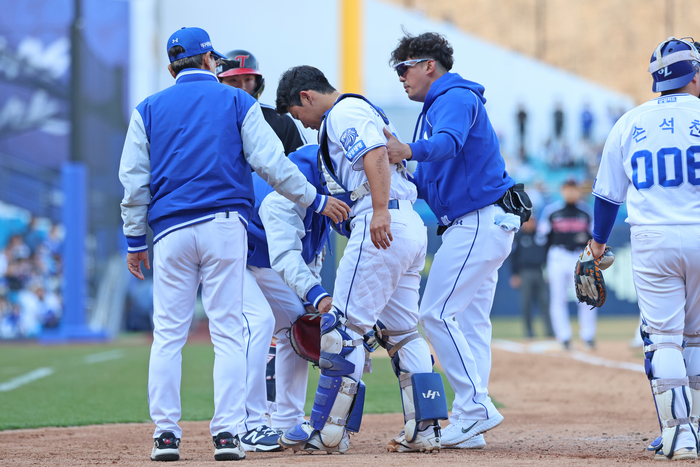 삼성 라이온즈 포수 박진우가 지난 22일 삼성과 LG의 시범경기 중 파울 타구에 맞은 후 부축을 받으며  경기장을 빠져나가고 있다.<삼성 라이온즈 제공>