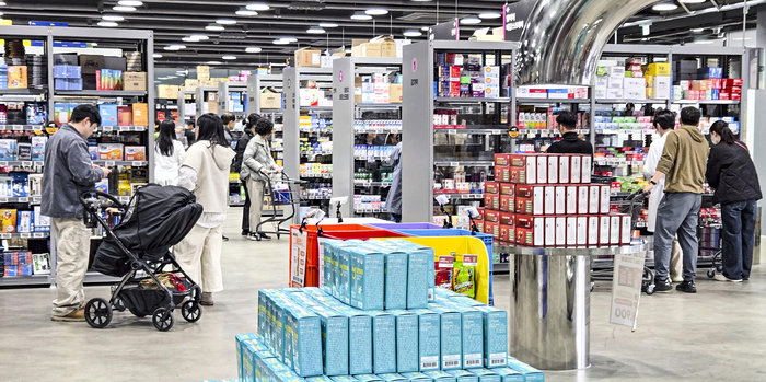 21일 대구 한 창고형 약국에서 시민들이 카트를 끌고 감기약과 영양제 등 의약품을 직접 고르고 있다. 저렴한 가격과 다양한 품목을 앞세운 창고형 약국이 대구에서도 늘어나면서 소비자들이 몰리고 있는 반면, 약사사회는 복약지도 약화와 약물 오남용, 동네약국 위축 등을 우려하고 있다.이현덕기자 lhd@yeongnam.com