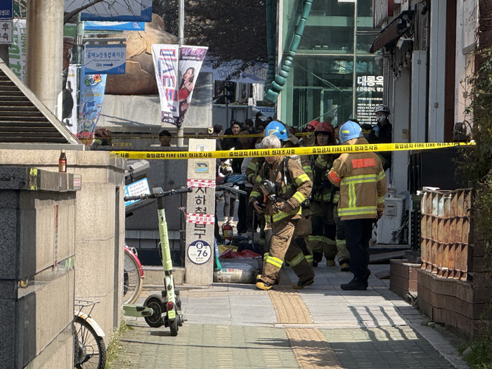 화재가 발생한 23일 오후 1시20분쯤 대구도시철도 1호선 진천역 출입구에 설치된 출입통제선 안쪽으로 소방대원들이 분주히 움직이고 있다. 구경모기자